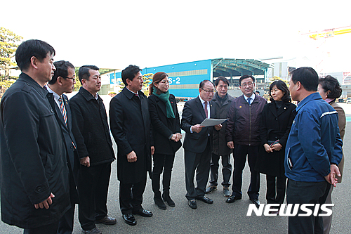 【울산=뉴시스】박일호 기자 = 동구의회는 15일 현대중공업 본사를 방문해 현대중공업 사업분할 반대 및 R&D센터 지역설치 촉구 결의안을 현대중공업 관계자에게 전달하고 있다.&nbsp;&nbsp; photo@newsis.com