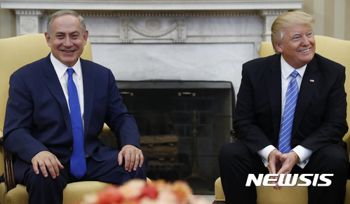 【워싱턴=AP/뉴시스】도널드 트럼프 미국 대통령이 15일 워싱턴 백악관에서 베냐민 네타냐후 이스라엘 총리와 정상회담을 갖고 있다. 2017.02.16