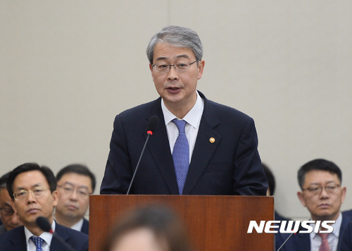 【서울=뉴시스】김진아 기자 = 임종룡 금융위원장이 16일 서울 여의도 국회에서 열린 정무위원회 전체회의에서 업무보고를 하고 있다. 2017.02.16. bluesoda@newsis.com