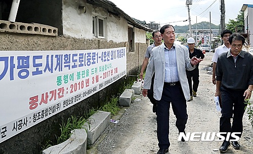  김성기 가평군수가 지역균형발전 사업지구를 살펴보고 있다.