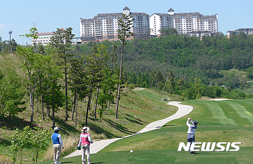 【수원=뉴시스】 경기도보건환경연구원은 지난 10년간 경기지역 골프장에서 고독성 농약이 검출되지 않았다고 16일 밝혔다. <이 사진은 2016년 5월 20일 뉴시스 자료사진임>  photo@newsis.com