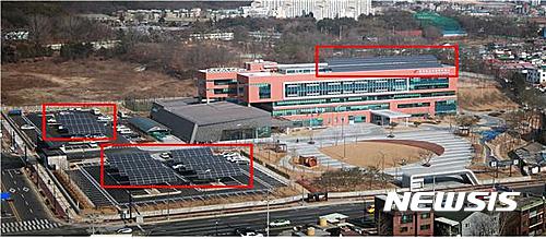 【의정부=뉴시스】 경기도교육청 북부청사의 옥상과 주차장에 설치된 태양광 발전설비. (사진=뉴시스 DB)