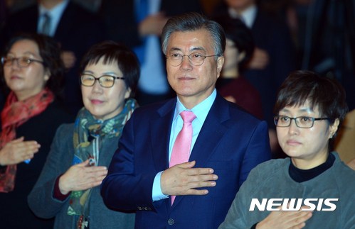 【서울=뉴시스】고승민 기자 = 더불어민주당 문재인 전 대표가 16일 오후 서울 을지로 페럼타워에서 '새로운 대한민국, 성평등으로 열겠습니다'를 주제로 열린 대한민국 바로세우기 제7차 포럼에서 여성단체 등 참석자들과 국민의례를 하고 있다. 2017.02.16.&nbsp; kkssmm99@newsis.com