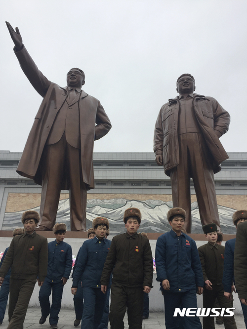 【평양=AP/뉴시스】북한 평양 주민들이 16일 김정일 생일(광명성절) 75년을 맞아 김일성과 김정일 동상을 참배한 후 걸어가고 있다. 2017.02.16 
