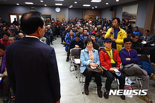 【의성=뉴시스】김진호 기자 = 16일 경북 의성군 비안면사무소에서 열린 '대구신공항 이전 주민설명회'에서 김주수 의성군수가 주민들의 질문을 받고 있다.2017.02.16 kjh9326@newsis.com