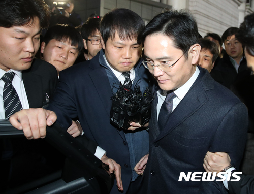 【서울=뉴시스】조성봉 기자 = 430억원대 뇌물공여 등 혐의로 구속영장이 청구된 이재용 삼성전자 부회장이 16일 오후 서울 서초구 서울중앙지방법원에 영장실질심사를 마치고 굳은 표정으로 구치소로 향하고 있다. 2017.02.16. photo@newsis.com 
