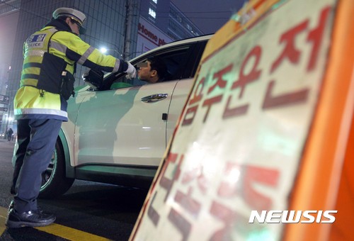 【광주=뉴시스】 '음주운전 삼진아웃'으로 집행유예를 선고받고 면허까지 취소된 30대가 네 번째 음주운전으로 구속될 처지에 놓였다. (사진 = 뉴시스DB)