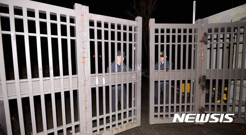 【의왕=뉴시스】고범준 기자 = 이재용 삼성전자 부회장이 430억원대 뇌물공여 등 혐의로 전격 구속된 17일 새벽 경기도 의왕시 서울구치소 정문에서 관계자가 출입문을 닫고 있다. 삼성그룹 총수가 구속되는 건 이번이 처음이다. 2017.02.17. bjko@newsis.com