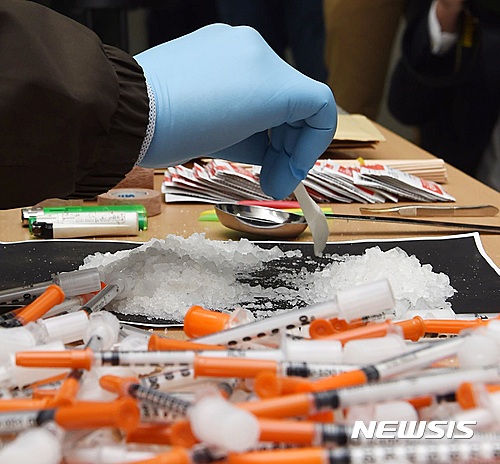 【전주=뉴시스】정경재 기자 = 16일 전북지방경찰청에 따르면 지난 2014년부터 3년 간 해마다 전북의 마약사범이 늘고 있는 것으로 나타났다. 사진은 지난 2015년 11월 경찰이 압수한 필로폰과 주사기. 2017.02.17.&nbsp; photo@newsis.com