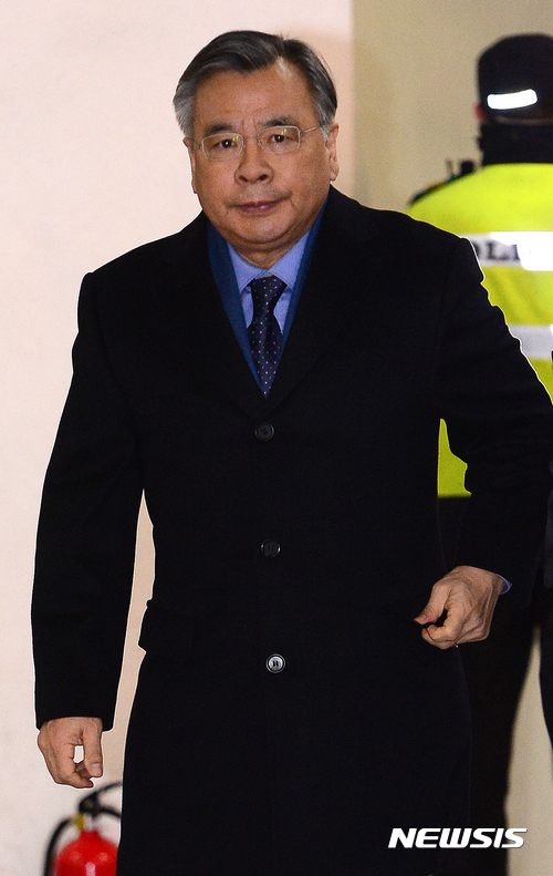 【서울=뉴시스】김선웅 기자 = 최순실 국정농단 사건을 수사하는 박영수 특별검사가 이재용 삼성전자 부회장이 구속 수감된 17일 오전 서울 강남구 대치동 특별검사 사무실로 출근하고 있다. 2017.02.17.&nbsp; mangusta@newsis.com