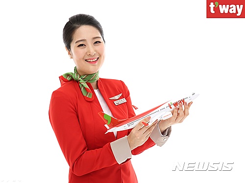 【대구=뉴시스】박준 기자 = 티웨이항공이 오는 4월2일부터 국적 항공사 최초로 대구에서 출발하는 오키나와 노선을 신규 취항한다. 17일 티웨이항공에 따르면 대구-오키나와 노선은 보잉 737-800(186~189석)기종으로 주 5회(화·수·목·토·일요일)운항한다. 비행시간은 1시간55분 정도이다. 2017.02.17(사진=티웨이항공 제공) photo@newsis.com
