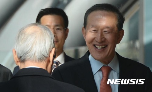 【서울=뉴시스】홍효식 기자 = 허창수 전경련 회장이 17일 오전 서울 여의도 전국경제인연합회 컨퍼런스센터에서 열린 전경련 비공개 이사회에 참석하며 이준용 대림그룹 명예회장과 인사를 나누고 있다.&nbsp; 주요 그룹 탈퇴로 와해 위기에 처한 전경련은 이날 이사회에서 차기회장 선출 및 쇄신안 등을 논의할 예정이다. 2017. 02. 17.&nbsp; yesphoto@newsis.com