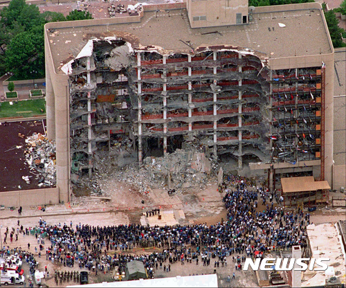 【오클라호마시티 = AP/뉴시스】 = 미국의 자생적 국내 테러의 전형으로 손꼽히는 1995년 오클라호마시티의 앨프레드 머레이 연방정부청사&nbsp; 폭탄테러 현장. 이를 기념한 테러계획이 적발되면서 미국내 극단주의자들과 백인우월주의 극우파들의 테러 위험에 대한 우려가 커지고 있다.&nbsp;&nbsp;&nbsp; 