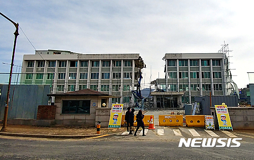 【천안=뉴시스】이종익 기자 = 지난 1932년 준공된 충남 천안시 동남구청사가 2017년 2월 철거되고 있다. 뉴시스DB.