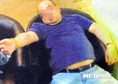 지난 2월 13일 김정남 피습 후 옮겨진 쿠알라룸푸르 공항 진료소서 사망 직전 모습(홍콩 동망 캡처)