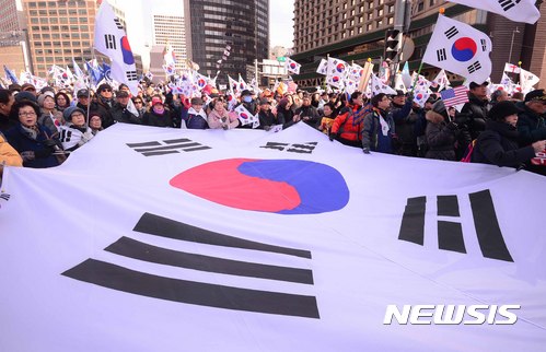 【서울=뉴시스】전신 기자 = 18일 서울 중구 덕수궁 대한문 앞에서 열린 탄핵반대 태극기 집회에서 참가자들이 태극기를 흔들며 박근혜 대통령 탄핵 기각을 촉구하고 있다. 2017.02.18  photo1006@newsis.com