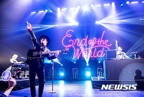 【서울=뉴시스】일본 밴드 '세카이노 오와리', 첫 단독 내한공연 현장. 2017.02.18.(사진=라이브 네이션 코리아 제공)&nbsp;&nbsp; photo@newsis.com