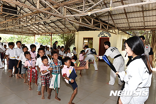 【대구=뉴시스】정창오 기자 = 대구한의대 프라임봉사단 17명은 캄보디아 프롬펜에서 강제 이주된 빈곤지역 DPC 초등학교와 껀달지역 그룹홈을 방문해 다양한 봉사활동을 가졌다고 19일 밝혔다. 사진은 태권도교육팀이 현지 초등학생들에게 태권도를 교육시키고 있다. 2017.02.19.(사진=대구한의대 제공)&nbsp; photo@newsis.com