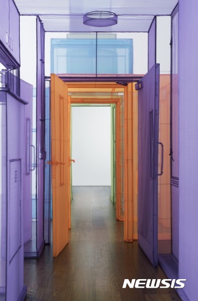 【뉴시스】서도호 작가가 '통로(사이공간)'를 주제로 런던 빅토리아 미로 갤러리 본점에서 개인전을 열고 있다.