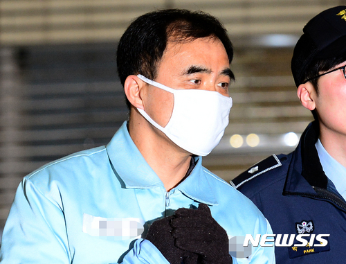 【서울=뉴시스】이영환 기자 = '최순실 국정농단'의혹 사건으로 구속 기소된 김종 전 문화체육관광부 2차관이 19일 오후 서울 강남구 대치동 특별검사 사무실로 소환되고 있다. 2017.02.19. 20hwan@newsis.com