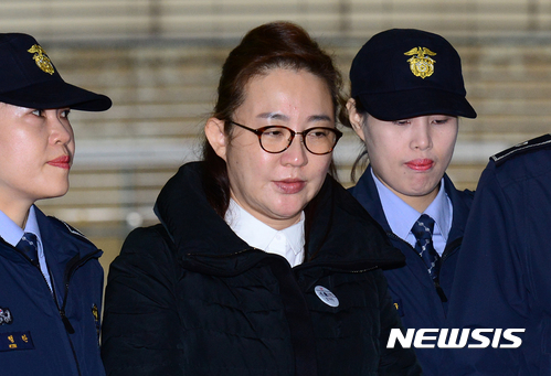 【서울=뉴시스】이영환 기자 = 뇌물공여 혐의로 구속된 '비선 진료' 성형외과 의사 김영재씨의 부인 박채윤 와이제이콥스메디칼 대표가 19일 오후 서울 강남구 대치동 특별검사 사무실로 소환되고 있다. 2017.02.19. 20hwan@newsis.com