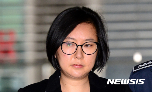 【서울=뉴시스】이영환 기자 = 비선실세 최순실씨의 조카 장시호씨가 19일 오후 서울 강남구 대치동 특별검사 사무실로 소환되고 있다. 2017.02.19. 20hwan@newsis.com