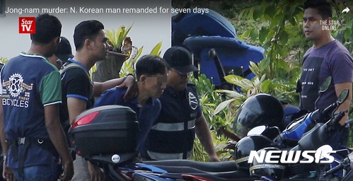 【서울=뉴시스】김정남 암살 사건의 용의자로 체포된 북한 국적자 리정철이 지난 18일 오후(현지시간) 조사를 받기 위해 말레이시아 경찰에 의해 말레이시아 쿠알라룸푸르 세팡경찰서로 연행되고 있다. 2017.02.19. (사진=The Star TV 켑쳐) photo@newsis.com