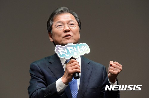 【안산=뉴시스】신태현 기자 = 19일 오후 경기 안산시 단원구 안산문화예술의전당에서 열린 국민의당 경기도당 ‘10만 전사 출정식’에서 천정배 국민의당 전 대표가 대선주자와의 대화 ‘내가 왜 대통령이 되어야 하는가?’에 참석하고 있다.   현재 국민의당 경기도당 당원은 2만1000여 명이며, 국민의당은 출정식을 계기로 당원 1인당 5명의 당원을 배가시켜 10만 당원을 확보할 계획이다. 2017.02.19.   holjjak@newsis.com