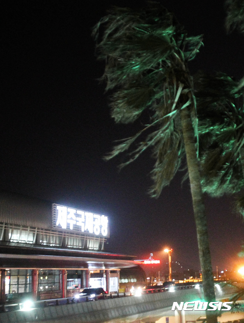 【제주=뉴시스】우장호 기자 = 19일 오후 제주국제공항은 강풍과 난기류로 인해 항공기 40편이 결항하고 110여편이 지연 운항했다. 이날 제주공항 2층 대합실에는 항공기 결항으로 제주를 떠나지 못한 체류객 120여명이 밤을 지새고 있다. 2017.02.20. woo1223@newsis.com