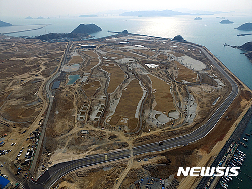 【창원=뉴시스】 홍정명 기자 = 부산진해경제자유구역청은 20일 경남 창원시 진해구 부산진해경제자유구역 웅동지구 복합관광레저단지 내 조성 중인 36홀 규모의 대중제골프장이 올해 상반기 중 개장된다고 밝혔다. 사진은 웅동지구 대중골프장 전경.2017.02.20.(사진=부산진해경제자유구역청 제공) photo@newsis.com
