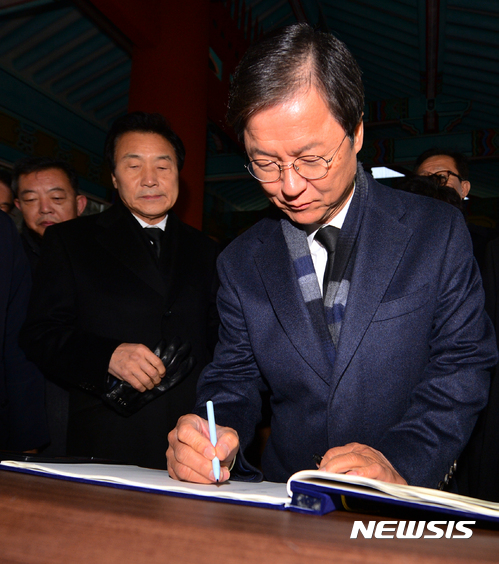 【광주=뉴시스】류형근 기자 = 국민의당 천정배 전 공동대표가 최고위원회 광주회의에 앞서 20일 오전 광주 북구 운정동 국립5·18민주묘지를 찾아 방명록을 작성하고 있다. 2017.02.20.&nbsp;&nbsp;&nbsp; hgryu77@newsis.com