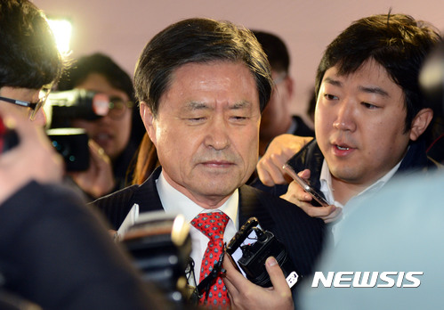 【부산=뉴시스】 하경민 기자 = 엘시티 비리에 연루된 혐의를 받고 있는 허남식 전 부산시장이 지난해 2월20일 오전 피의자 신분으로 검찰 조사를 받기 위해 부산지검에 출두하고 있다. 2017.02.20. yulnetphoto@newsis.com