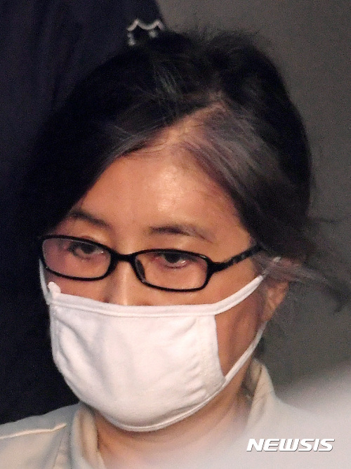 【서울=뉴시스】이영환 기자 = 비선실세 최순실이 20일 오전 서울 서초구 서울중앙지방법원에서 열린 14차 공판에 출석하기 위해 호송차에서 내려 법정으로 향하고 있다. 이날 진행되는 14차 공판에서는 고영태 전 더블루K 이사와 류상영 전 더블루K 부장, 박헌영 K스포츠재단 과장 등의 대화가 담긴 이른바 '고영태 녹음파일' 일부에 대한 증거조사가 실시된다. 2017.02.20. 20hwan@newsis.com