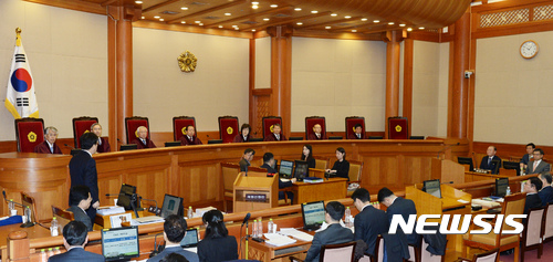 【서울=뉴시스】임태훈 기자 = 이정미 헌법재판소장 권한대행이 20일 오전 서울 종로구 헌법재판소 대심판정에서 열린 박근혜 대통령 탄핵심판 15차 변론기일에서 청구인, 피청구인 측 대리인단 출석을 확인하고 있다. 2017.02.20. taehoonlim@newsis.com