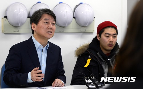 【서울=뉴시스】홍효식 기자 = 20일 오후 서울 중랑구 성아빌딩 한국건설기초안전보건교육장에서 국민의당 안철수 전 대표가 청년들과 일자리 고충 관련 간담회를 하고 있다. 2017.02.20.   yesphoto@newsis.com