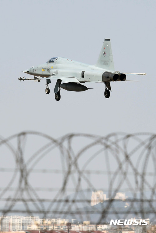 [수원=뉴시스] 이정선 기자 = 수원군공항 이전 예비 후보지로 화성시 화옹지구가 선정되며 논란이 커지는 가운데 20일 오후 경기 수원 공군 제10전투비행장에서 전투기가 훈련을 마친 뒤 착륙하고 있다. 2017.02.20. ppljs@newsis.com