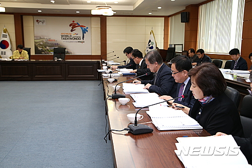 【무주=뉴시스】정경재 기자 = 20일 전북 무주군청 회의실에서 이태현 부군수 주재로 '무주사랑 3만 패밀리 프로젝트' 회의가 열리고 있다. 이날 회의는 인구감소 문제에 대한 심각성을 고민하고 인구 유치를 위한 해법을 모색하기 위해 마련됐다. 2017.02.20. (사진= 무주군 제공)&nbsp; photo@newsis.com