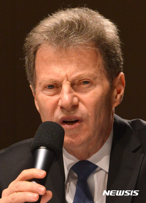 【서울=뉴시스】김선웅 기자 = 2년의 임기를 연장하게 된 요엘 레비 KBS교향악단 음악감독이 20일 오후 서울 영등포구 여의도 KBS에서 열린 기자간담회에 참석, 인사말을 하고 있다. 2017.02.20.&nbsp; mangusta@newsis.com