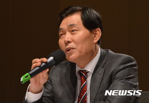 【서울=뉴시스】김선웅 기자 = 박희성 신임 KBS 교향악단 사장이 20일 오후 서울 영등포구 여의도 KBS에서 열린 기자간담회에 참석, 인사말하고 있다. 2017.02.20.&nbsp; mangusta@newsis.com