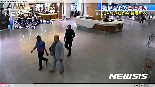 【서울=뉴시스】김정남이 지난 13일 말레이시아 쿠알라룸푸르 공항에서 신원 미상의 여성 2명에게 습격을 받은 후 남성 2명의 안내를 받으며 걸어서 공항 내 진료소로 향하고 있다. (사진출처: 아사히 TV캡쳐) 2017.02.20.
