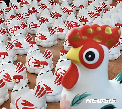 【서울=뉴시스】원추의 ‘오늘의 운세’ 2017년 2월27일 월요일 (음력 2월2일 을유)&nbsp; ▶쥐띠= 2, 4, 8, 10월생 상대의 눈치를 보고 승부수를 던지게 된다. 나를 바로 알고 남을 판단할 것. 욕심을 버리고 덕을 베푸는 건 장래를 위해서 저축하는 것과 같은 것이니 유념하라. ㄱ, ㅇ, ㅎ성씨는 소, 양, 원숭이띠를 가까이 하라. 행운이 도래한다.&nbsp; ▶소띠= 하나를 베풀면 셋을 얻는 격이다. 신의를 지키고 대인관계에 각별히 신경 써야 할 때. 희망찬 미래를 위해서 성급함보다는 느긋하게 처신함이 좋을 듯. ㅂ, ㅅ, ㅎ성씨는 옛사람 조심. 지금은 사업 변동을 해야 한다. 양, 개띠와 함께하라.&nbsp; ▶범띠= 진실로 부정을 물리치니 모든 이에게 칭송을 받는다. 묵묵한 당신의 성품을 지켜라. 현 위치를 벗어나면 안 된다. 변동 없이 잘 이용하고 앞으로도 계속 유지해 나가라. 동쪽의 ㅅ, ㅈ, ㅊ성씨가 힘이 되어준다. 자신감을 가져라.&nbsp; ▶토끼띠= 명예로운 일보다는 돈을 버는 일에 더 많은 시간을 소비해야겠다. 주변사람들을 심사숙고 후 대하는 것이 좋을 듯. 과욕을 버리고 진실된 마음을 전하라. 내가 속으로 운들 남이 알아주겠는가. 투자는 금물. 1, 3, 7월생을 경계하라.&nbsp; ▶용띠= 어려웠던 일들이 해소되고 소망이 실현될 듯하니 더 노력하면 좋은 결실 있겠다. 좌절하지 말고 전진하면 대길. 2, 5, 7, 9월생 행운의 파란색을 적절히 사용하라. 오늘은 아주 멋지게 보이기도 한다. 타인을 이용하면 지출이 크다.&nbsp; ▶뱀띠= 악몽의 지난날을 떨쳐 버리고 새로운 앞날을 열어라. 굳은 각오와 용기가 필요할 때다. 감정을 정리하고 실속을 차려야겠다. 현재 일이 안 된다고 변동하는 것은 뒷날 큰 후회를 낳는다. 때를 기다려라. ㄹ, ㅂ, ㅅ성씨의 도움을 받을 것.&nbsp; ▶말띠= 근면 성실하지만 때로는 당돌한 성격을 조심함이 좋을 듯. ㄴ, ㅇ, ㅌ성씨 남의 일에 지나치게 참견마라. 시비가 빈번하겠다. 가정에서 임신 소식이 들려온다. 가족건강 챙길 것. 2, 5, 6월생 밤길 조심하라. 손재 따를 수.&nbsp; ▶양띠= 천리 길도 한 걸음부터라는 속담처럼 작은 것부터 시작함이 좋겠다. 직장인은 중책을 맡아 힘에 겨워도 책임을 다하는 노력과 능력의 날. 오후엔 홈런을 친다. 가정주부는 모든 일이 갈등으로 심각한 날이다. 1, 5, 9월생을 멀리함이 좋다. 푸른색을 가까이 하라.&nbsp; ▶원숭이띠= 혼자는 힘에 겹고 동업은 속 썩고 수입이 없어 고민하겠다. 윗사람에게 총애도 받고 횡재할 수. 욕심을 버리고 최선을 다하여 겸손해야 좋다. 사랑을 하면서도 사랑을 받지 못하니 화만 날 뿐이다. ㄴ, ㅂ, ㅅ성씨의 조언을 심사숙고하라. 행운이 온다.&nbsp; ▶닭띠= 산 너머 산이다. 5, 7, 10월생 잘 풀리던 일도 갑자기 막혀서 답답하고 금전문제로 어려움을 겪겠으나 동료나 친지의 도움으로 해결될 듯. 원치 않은 일에 개입되어 신병 있을 수. 1, 3, 9월생 남쪽 사람 도움 받아라. 기분 좋은 하루가 되겠다.&nbsp; ▶개띠= ㄱ, ㅂ, ㅊ성씨 생각도 많고 고집도 강하다. 자기주장만 내세우지 말고 주위사람에게도 시선을 돌려서 관심을 갖는 것이 좋을 듯. 본인이 있는 곳에서 사람이 싫다고 해서 떠난다면 해결이 아니다. 3, 7, 9월생 가려면 멀리 가라.&nbsp; ▶돼지띠= 계획했던 일들이 뜻대로 이루어지니 만사 형통이다. 명예와 인기를 한몸에 받을 수 있으니 자기관리를 철저히 할 것. 3, 5, 7월생이 당신에게 애정의 불만을 품고 있다. ㄱ, ㅇ, ㅈ성씨 추진하는 일 과감히 밀고 나가라. 서쪽이 길향.&nbsp; 구삼원 원장 02-959-8493, 010-5584-9393&nbsp;&nbsp;&nbsp; 