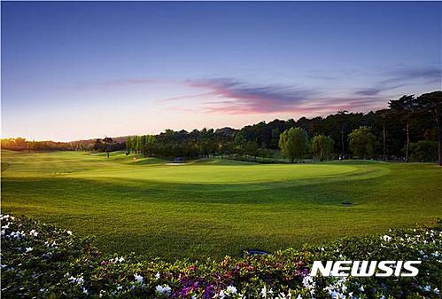 【천안=뉴시스】서정훈 기자 = 공무원연금공단에서 운영하는 천안상록컨트리클럽(CC)은 중국 골프전문 웹사이트인 알리(ALI) 골프와 클라우드(CLOUD) 골프사로부터 지난해 4월부터 11월까지 실사를 거쳐 '아시아 100대 골프장'으로 선정됐다고 20일 밝혔다.&nbsp; 사진은 천안상록CC 동코스 5번홀 그린주변이다. 2017.02.20. (사진=천안상록CC제공)&nbsp;&nbsp; photo@newsis.com