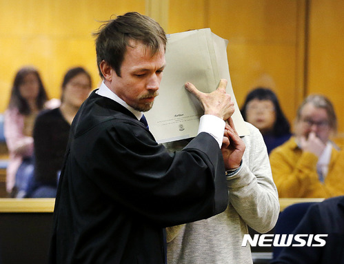 【프랑크푸르트 =AP/뉴시스】독일에서 발생한 퇴마 살해 사건의 피해여성의 아들인 16세 한국인이 20일(현지시간) 프랑크푸르트 지방법원에 얼굴이 가려진 채 들어오고 있다. 프랑크푸르트 지법은 이날 지난 015년 호텔에서 발생한 퇴마 의식 살인 사건으로 기소된 한국인 5명 중 피해여성의 사촌 44세 여성을 피해여성을 사망에 이르게 한 신체적 상해를 입힌 주범으로 보고 이 여성에게 징역 6년형을, 나머지 4명은 행유예 1년 6개월∼2년을 선고했다. 2017.02.20 