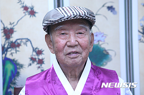 【서울=뉴시스】임재희 기자 = 지난달 100번째 생신을 맞은 이의재 할아버지. 2017.02.21.&nbsp; (사진 = 강동구 제공)&nbsp; photo@newsis.com 