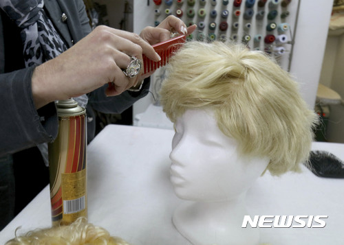 【파프슈타텐=AP/뉴시스】오스트리아 축제용품 매장 주인 마누엘라 플랑크가 20일(현지시간) 파프슈타텐에 있는 자신의 매장에서 도널드 트럼프 가발을 만들고 있다. 2017.02.21