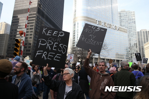 【AP/뉴시스】 = 20일 대통령의 날을 맞아 시카고의 시위대가 