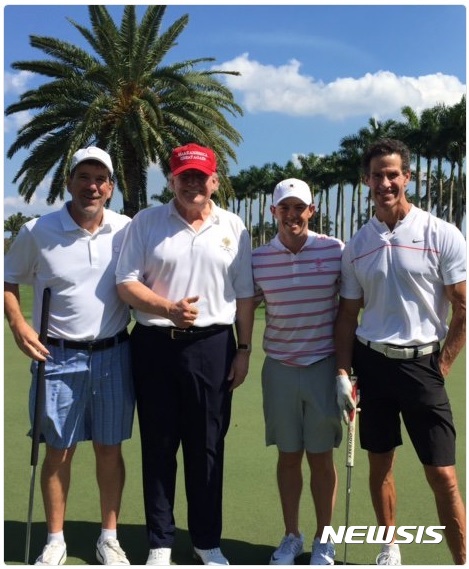 【서울=뉴시스】남자골프 세계랭킹 3위 로리 맥길로이(북아일랜드·왼쪽에서 세번째)가 도널드 트럼프 미국 대통령(왼쪽에서 두 번째)과 함께 라운딩을 펼쳤다. 2017.2.21. (사진=클리어스포츠 트위터 캡쳐)