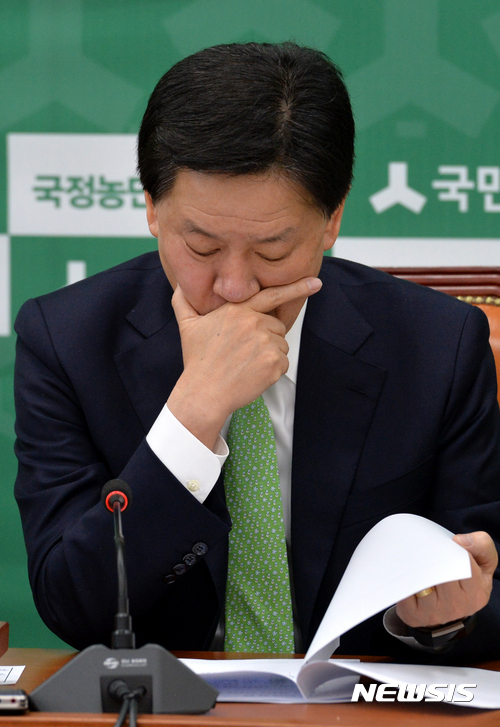 【서울=뉴시스】배훈식 기자 = 21일 오전 서울 여의도 국회 국민의당 원내대표실에서 열린 원내대책회의에 참석한 주승용 원내대표가 자료를 살피고 있다. 2017.02.21. dahora83@newsis.com