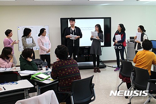 【세종=뉴시스】노왕섭 기자 = 세종시교육청이 20일 교육부 산하기관인 제주영어교육센터에서 관내 중등 영어교사 18명을 대상으로 집중 심화연수를 실시하고 있다. 2017.02.21. (사진=세종특별자치시교육청 제공)&nbsp; phto@newsis.com