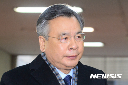 【서울=뉴시스】권현구 기자 = 박영수 특별검사가 21일 오전 서울 강남구 '박근혜 정부의 최순실 등 민간인에 의한 국정농단 의혹 사건 규명을 위한' 특별검사 사무실로 출근을 하고 있다. 2017.02.21.&nbsp; stoweon@newsis.com